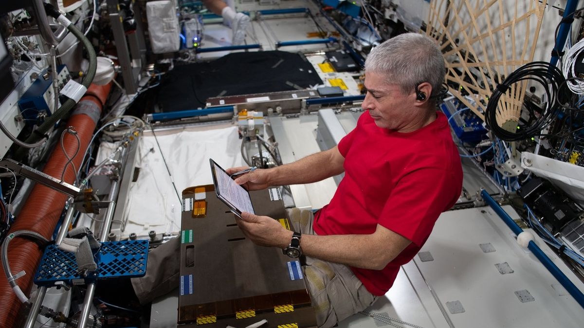 Práci amerických astronautů v otevřeném kosmu zmařil skřípnutý nerv jednoho z nich
